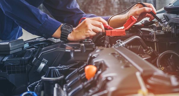 Automechaniker bei der Arbeit